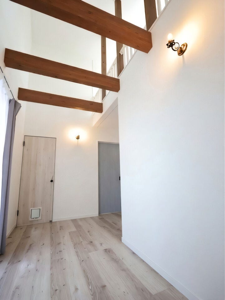 たくさんの光が吹き抜けと大きな窓から入ってくる明るい空間です。※現況の物件写真に、引渡し時のイメージとして家具消しによる画像処理がされています。