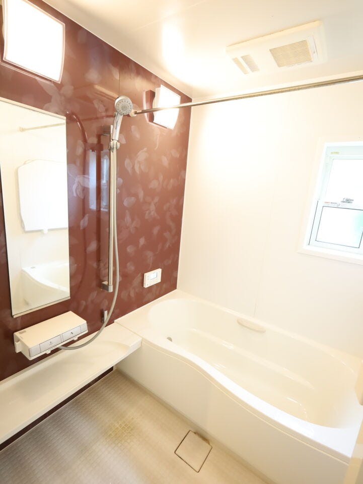 一日の疲れをゆったり癒やせる、清潔感あふれる一坪風呂。天候や時間に関係なく洗濯物を干すことができる、浴室乾燥機付です♪