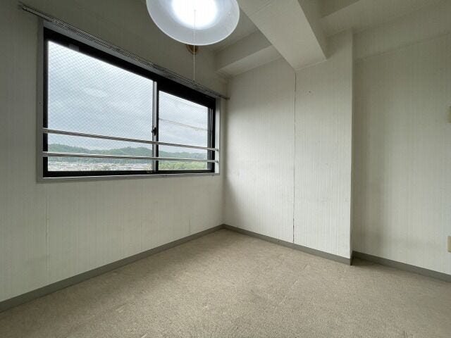 北西洋室:暗くなりがちな北側のお部屋ですが窓もあるので1日中安定した採光を期待できそうです。