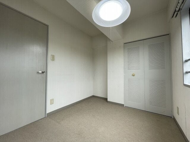 北側洋室:小ぶりなお部屋ですが、収納もしっかりとあるので、お部屋を広く使えます。