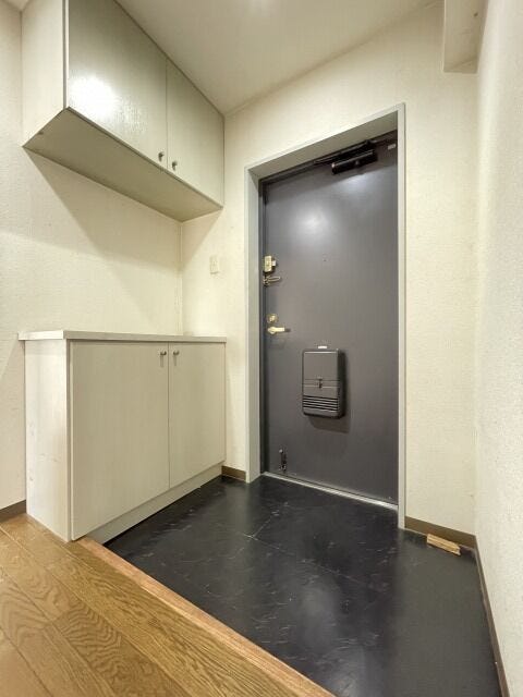 玄関:廊下との段差があまりなく、つまづかずに靴を履いたり脱いだりできます。
