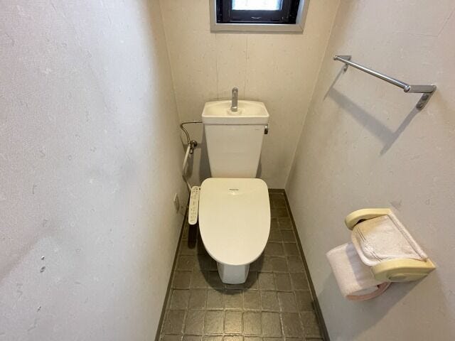 トイレ:白を基調としたウォシュレット付きのトイレです。