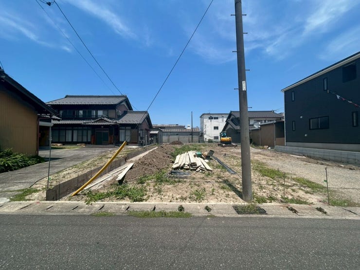 【将来まで安心、街並みに美しく映える立地】
道路に対して並行・垂直に美しく整っているため、見栄えの良い外構やカースペースが特徴。
将来的な資産価値としても目減りしにくい、安心感のある土地です。