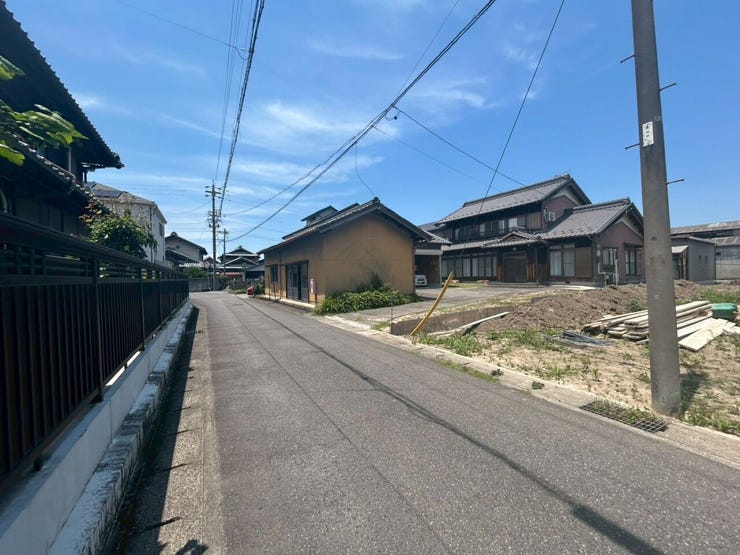 【程よい落ち着きと利便性を兼ね備えた道路幅】
通り抜けの車が速度を出しにくく安全性が高く、静かな住環境を保てます。車の出し入れもしやすく、ゆとりある道路幅で快適なカーライフが送れる環境です。