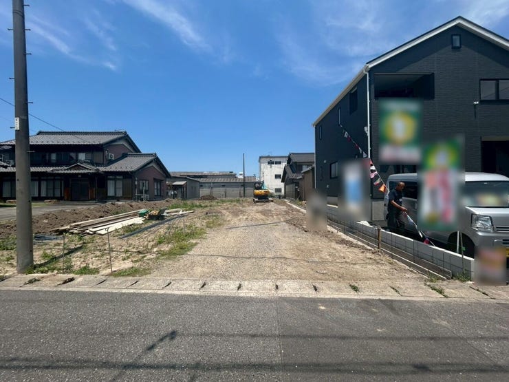 【将来まで安心、街並みに美しく映える立地】
道路に対して並行・垂直に美しく整っているため、見栄えの良い外構やカースペースが特徴。
将来的な資産価値としても目減りしにくい、安心感のある土地です。