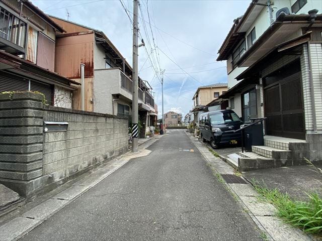 幅員約4mの前面道路です。車がすれ違うには厳しい道幅ですが、車はスピードを抑えて走行するので、お子様にも安全な道幅となっています。