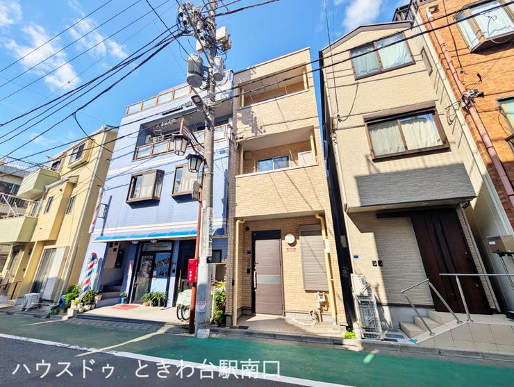 【外観】
2026年7月に内装リフォーム完了予定の3階建て戸建です。中板橋駅から徒歩7分と近く、落ち着いた色合いのタイル貼りの外観が特徴です。