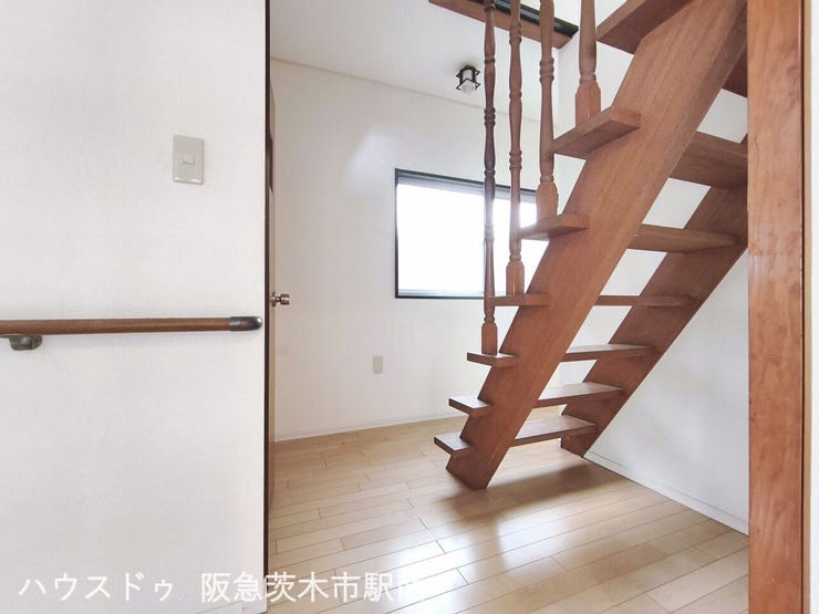 2階への廊下と階段