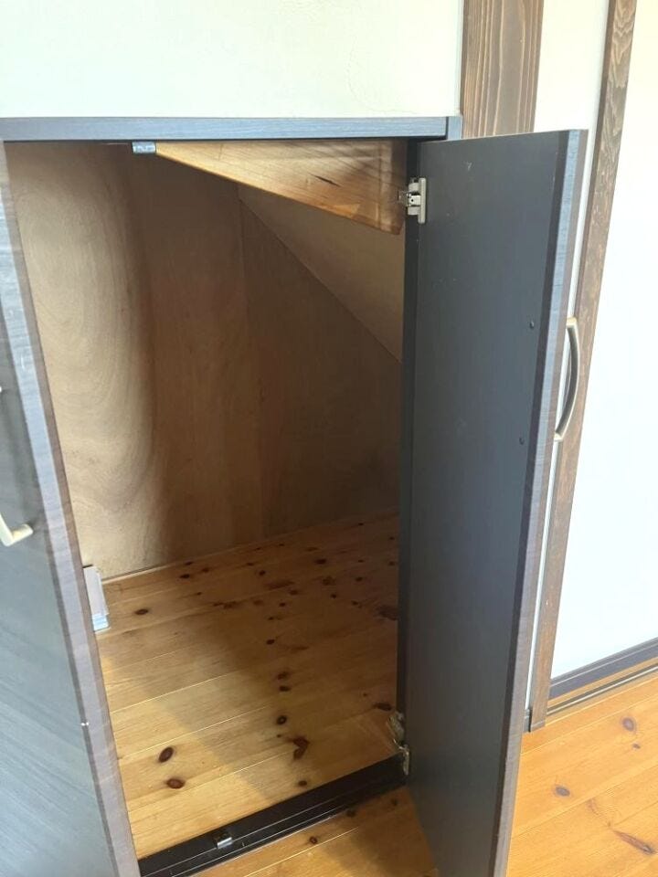 明るいリビングに階段下収納を備え、空間を無駄なく活用。すっきりと整う暮らしやすい設計です
