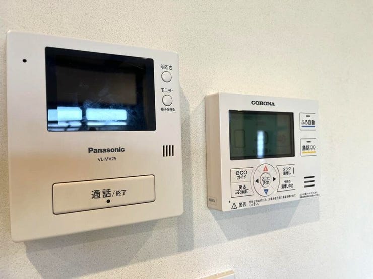 インターホンと浴室リモコンを集約し、動線をスマートに設計。日々の操作性に配慮した機能的な住まいです。