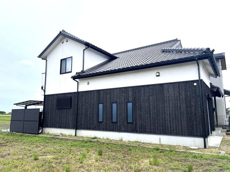 自然素材の焼板と漆喰、日本瓦が織りなす、景観に映える落ち着いた外観。