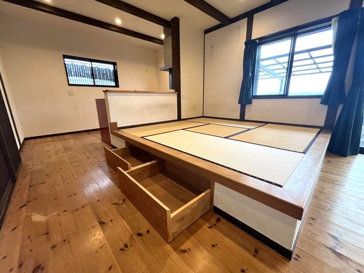 畳の小上がりには便利な収納を確保。空間をすっきりと保ちながら、くつろぎのひとときを演出する機能的な設計です。