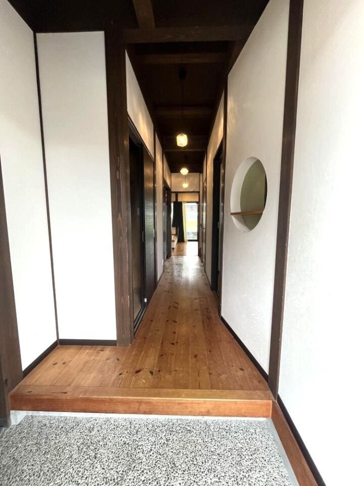 和の趣を感じる落ち着いた玄関。住まう人と訪れる人をやさしく迎える上質な空間です。