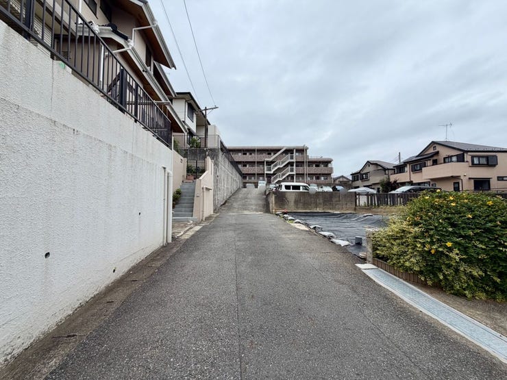 隣地は駐車場!
駐車場の先は行き止まりなので、歩行者方にとっても◎