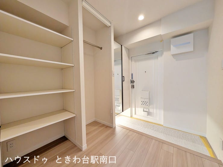 白を基調とした清潔感あふれる玄関です。明るい色合いのフローリングが温かみを感じさせ、帰宅する人を優しく迎え入れる心地よい空間が広がります。