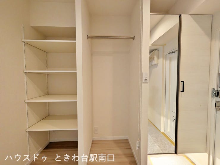 玄関横には可動棚付きの収納スペースを備えています。靴だけでなく、日用品や掃除道具などの整理にも便利で、空間を有効活用できる機能的な設計となっています。