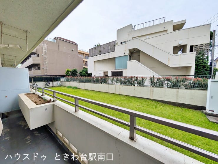 バルコニーからは緑豊かな景色を望めます。周囲の視線を遮る落ち着いた環境で、四季の移ろいを感じながらリフレッシュできる心地よい外部空間です。
