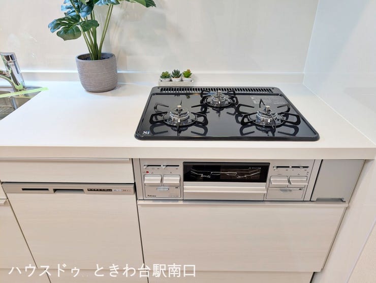 3口ガスコンロを搭載したシステムキッチンです。一度に複数の調理が進められるため、忙しい時間帯も手際よくお料理ができ、お手入れのしやすさも魅力です。
