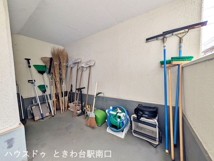 共用部には清掃用具が整理されており、管理体制が整っている様子が伺えます。日々の清掃が行き届き、清潔感のある住環境が保たれています。