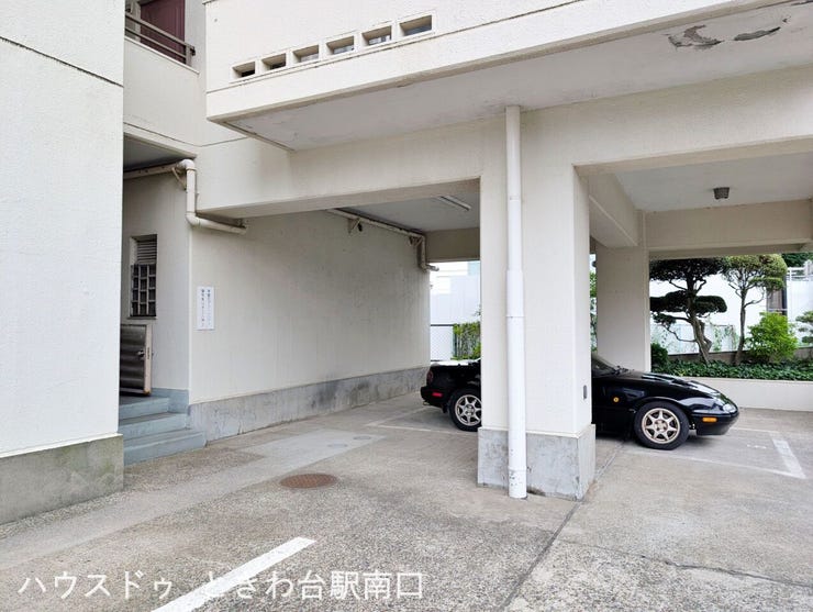 建物下にある駐車スペースです。雨風を凌ぎやすく、大切なお車の管理もしやすい環境です。周辺は落ち着いた住宅街で、暮らしやすさが魅力です。