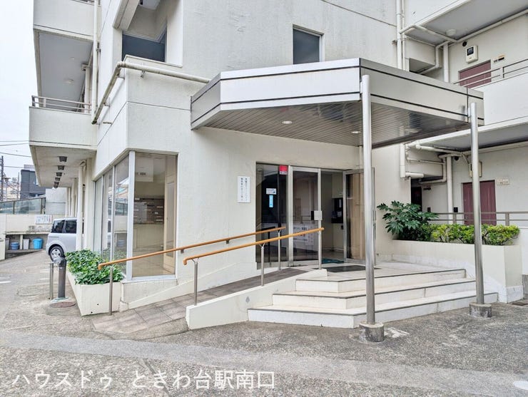 スロープが設置されたエントランスです。ベビーカーや重い荷物をお持ちの際もスムーズに移動できます。屋根付きのゆとりある設計です。