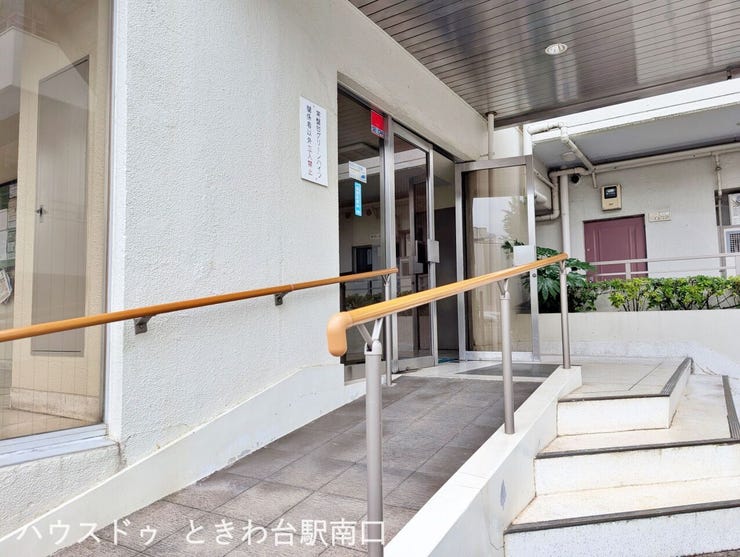 手すり付きのスロープが備わっており、幅広い世代の方に配慮された設計です。白を基調とした外壁が、清潔感のある爽やかな印象を与えます。