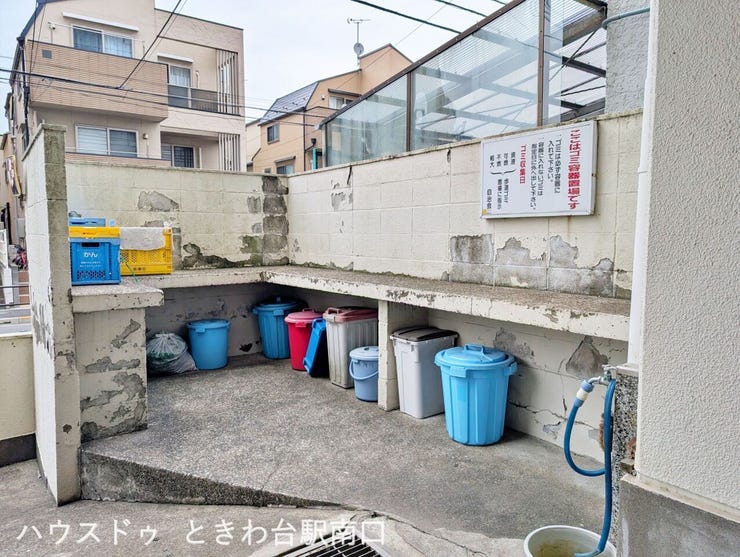 整理整頓された専用のゴミ置き場です。ルールが明示されており、住まう方々の意識の高さと管理の良さが感じられる共用スペースです。