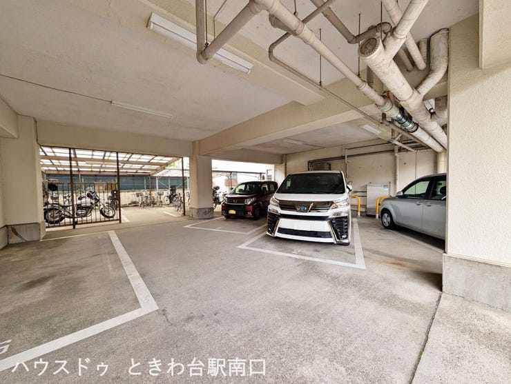 建物内の駐車スペースは、計画的なメンテナンスが期待できる、堅実な造りのマンションです。雨に濡れずに乗り降りできる点も魅力です。