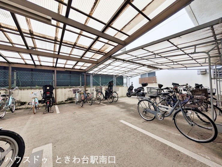 屋根付きの駐輪スペースが確保されています。大切な自転車を雨から守ることができ、上板橋駅まで徒歩7分という立地を活かした移動も便利です。