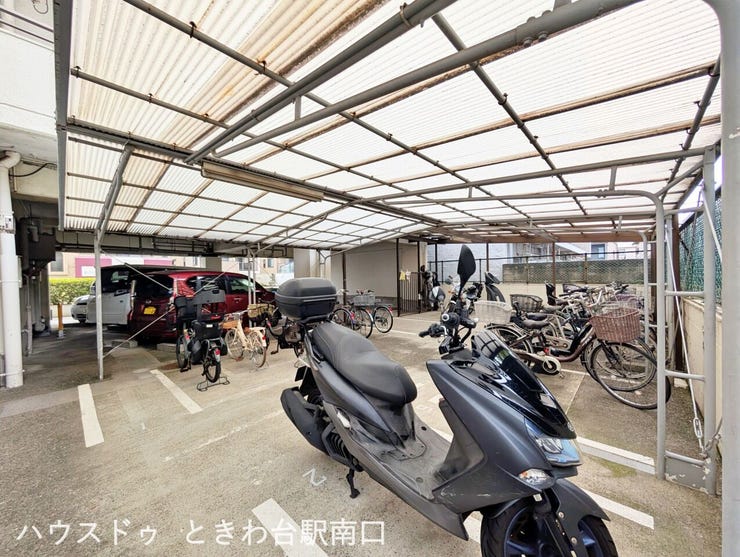 ゆとりのある広さの駐輪・バイク置場です。屋根があるため、天候を気にせず保管できます。敷地内にあるため、お出かけの際もスムーズです。
