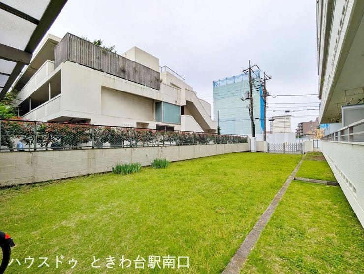 敷地内には手入れされた芝生の緑地があり、建物に彩りを添えています。南西向きで日当たりが良く、開放感のある住環境が整っています。