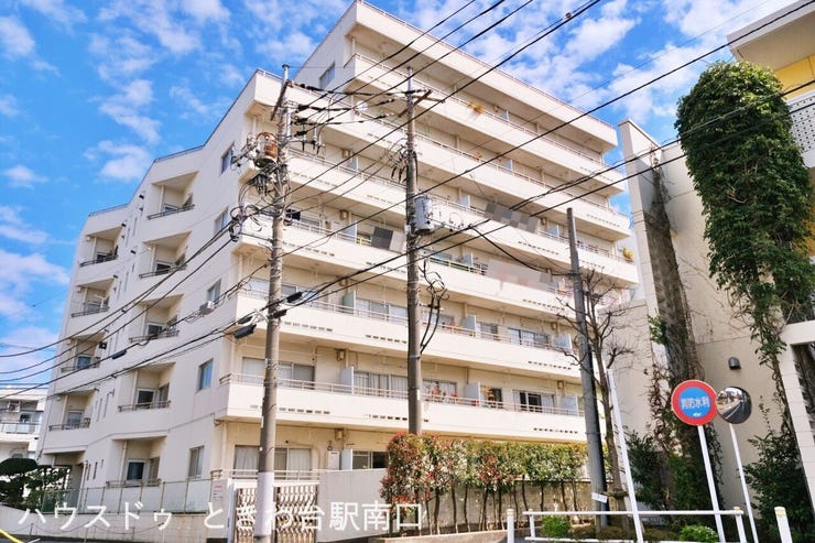 7階建て、全38戸の常盤台グリーンハイツ。角地にあり、陽当り良好です。