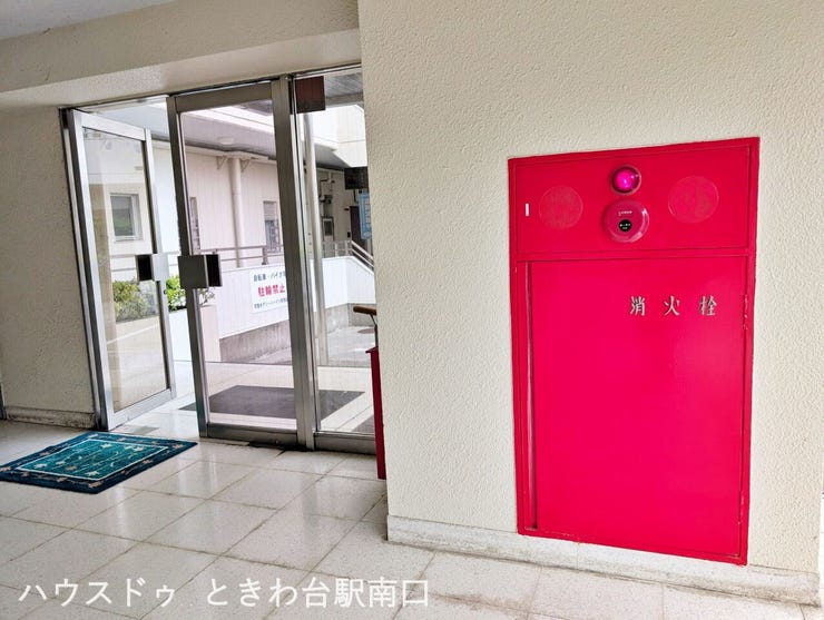 消防設備もしっかりと設置されており、共用廊下は清潔に保たれています。住む方の使い勝手を考えた、シンプルで機能的な共用空間です。