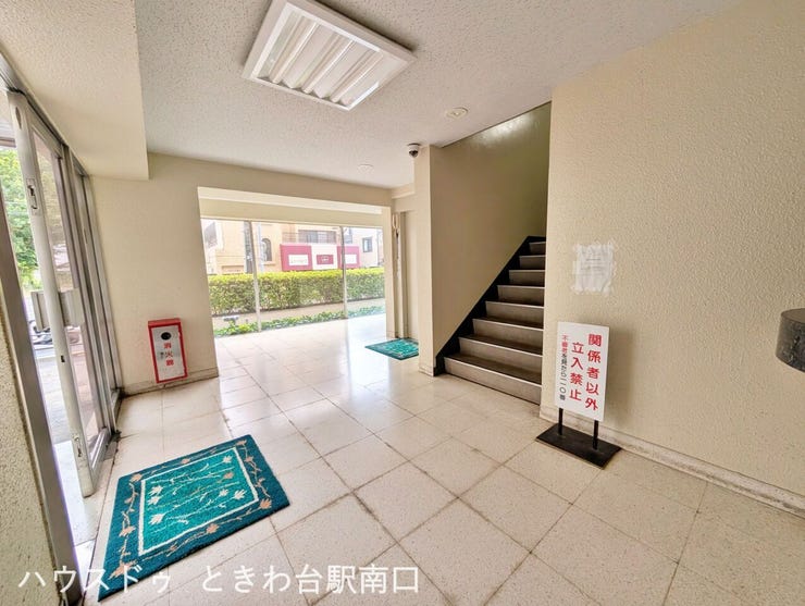 明るい光が差し込むエントランスホールです。設備も適切に配置されており、清潔感のある空間です。