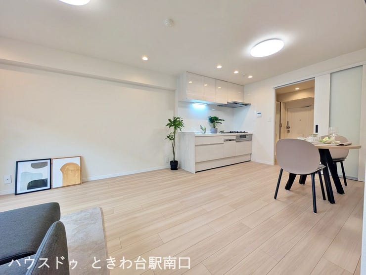 キッチンからリビングを見渡せる開放的なレイアウトです。お料理中も家族との会話を楽しめる対面式で、明るい日差しの中で家事に取り組むことができます。