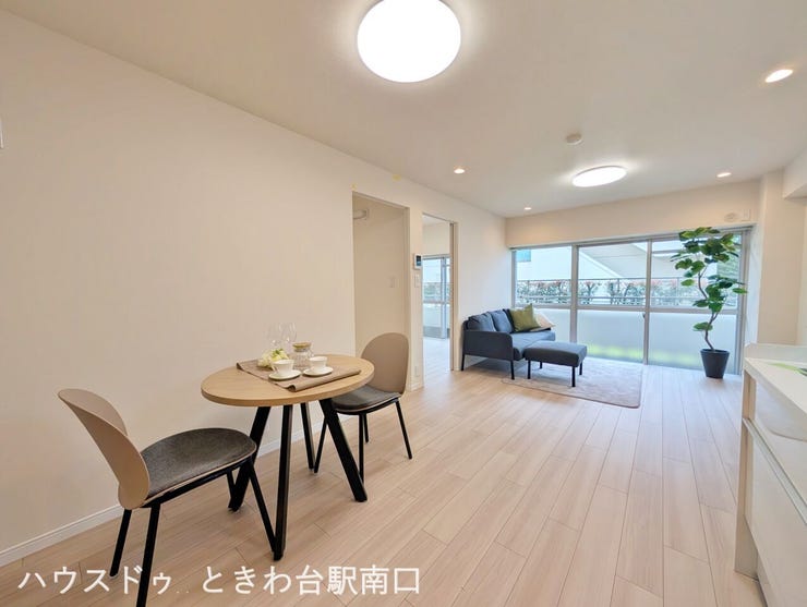 南西向きで陽当たり良好なリビングダイニングです。明るい光が差し込む開放的な空間で、家族との時間をゆったりと過ごせる心地よい住まいを実現しています。