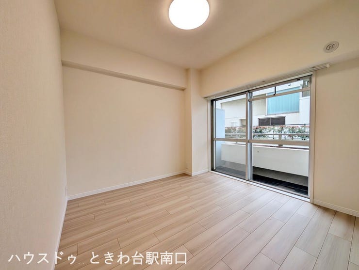 バルコニーに面した明るい洋室です。大きな窓から自然光が入り、風通しも良好です。クローゼットも備えており、毎日の暮らしを快適に彩るお部屋となっています。