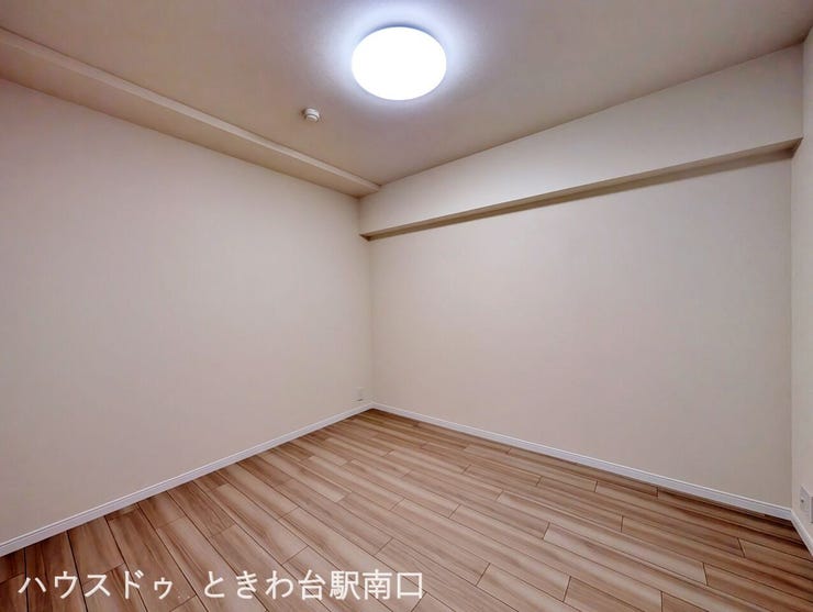 落ち着いた雰囲気の洋室です。フローリングや壁紙も一新されており、寝室や趣味の部屋として多目的に活用いただける、静かでプライベートな空間を確保しています。