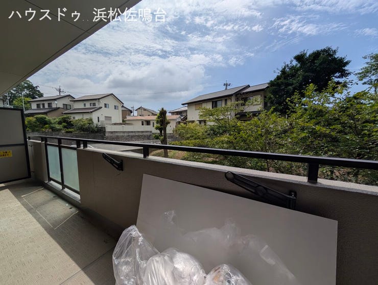 〈リフォーム中〉3階南面バルコニー。高い建物は視界に無く、緑の樹々を望む眺望です(^-^)♪
