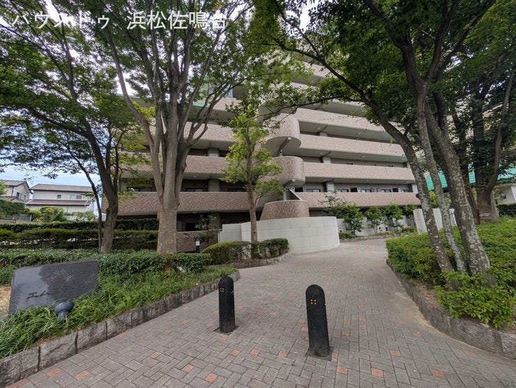 緑の樹々に囲まれたエントランス。