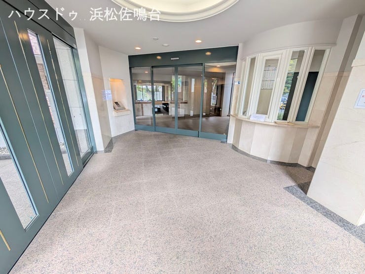 1階エントランス内部。オートロックは、ゲストの顔を確認して開錠するモニタ付インターホンです。