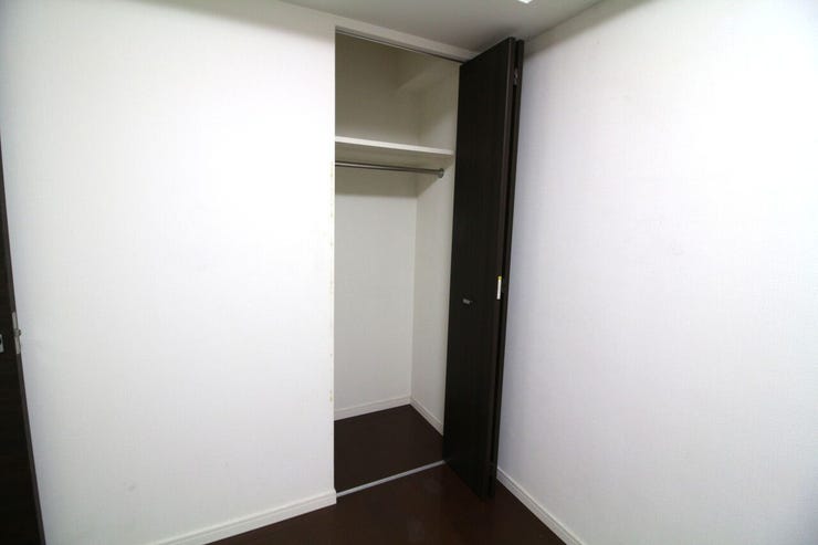 全居室収納付きです。ハンガーにお洋服をかけて収納できるので、いつでも綺麗な状態で着用できますね。