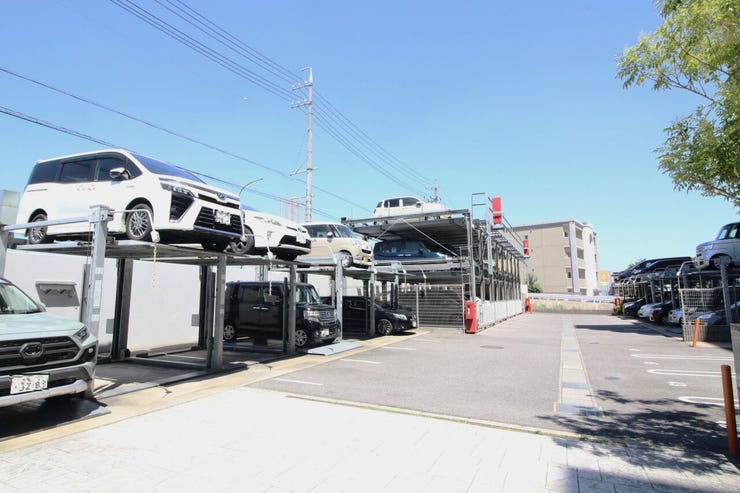 広々とした駐車場で、ゆっくりと駐車していただけそうです。駐車が苦手でも安心ですね。