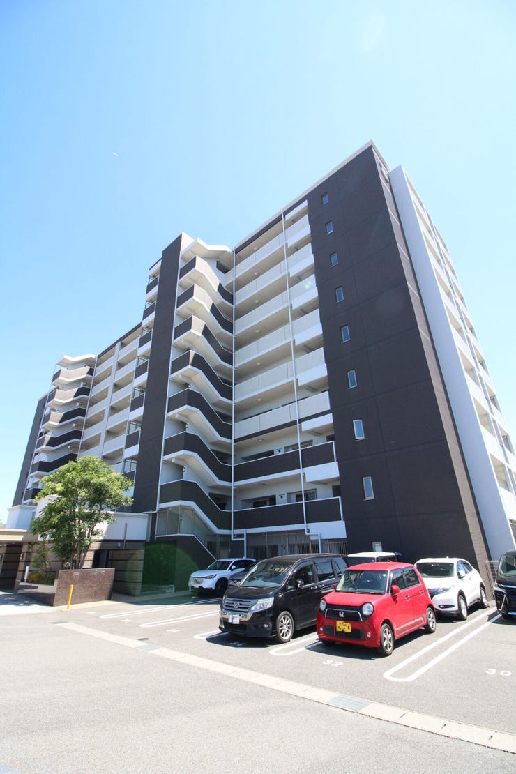 【外観】
9階建てのマンションです。
オートロック付きでセキュリティ面も安心です。