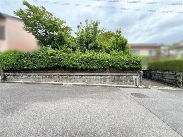 間口は約13mです。解体更地渡しのため、駐車スペースを広くとることも可能です◎(2026年6月6日撮影)