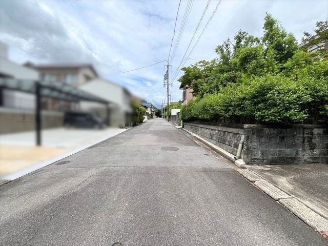 南側前面道路:陽当たり・通風が良いので南側に庭や窓を作りやすくなり、家の中に長時間光を取り込むことが出来ますね!(2026年6月6日撮影)
