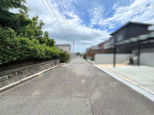 幅員約5.3mの前面道路です。お子様と手を繋いで歩いている横を車が通り抜けれる道幅となっています。安心してお子様と一緒にお出掛けする事が出来ます。(2026年6月6日撮影)