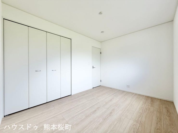 ■2階6帖洋室■寝室、書斎、趣味の部屋。家族の成長やライフスタイルに合わせ、様々な使い方ができる快適な空間です。