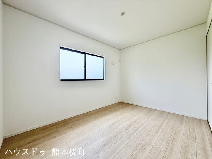 ■2階6帖洋室■寝室、書斎、趣味の部屋。家族の成長やライフスタイルに合わせ、様々な使い方ができる快適な空間です。