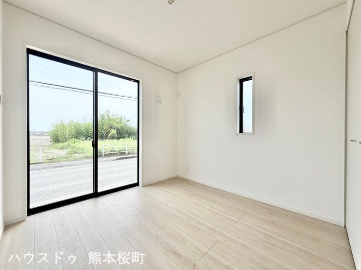 ■2階5帖洋室■寝室、書斎、趣味の部屋。家族の成長やライフスタイルに合わせ、様々な使い方ができる快適な空間です。